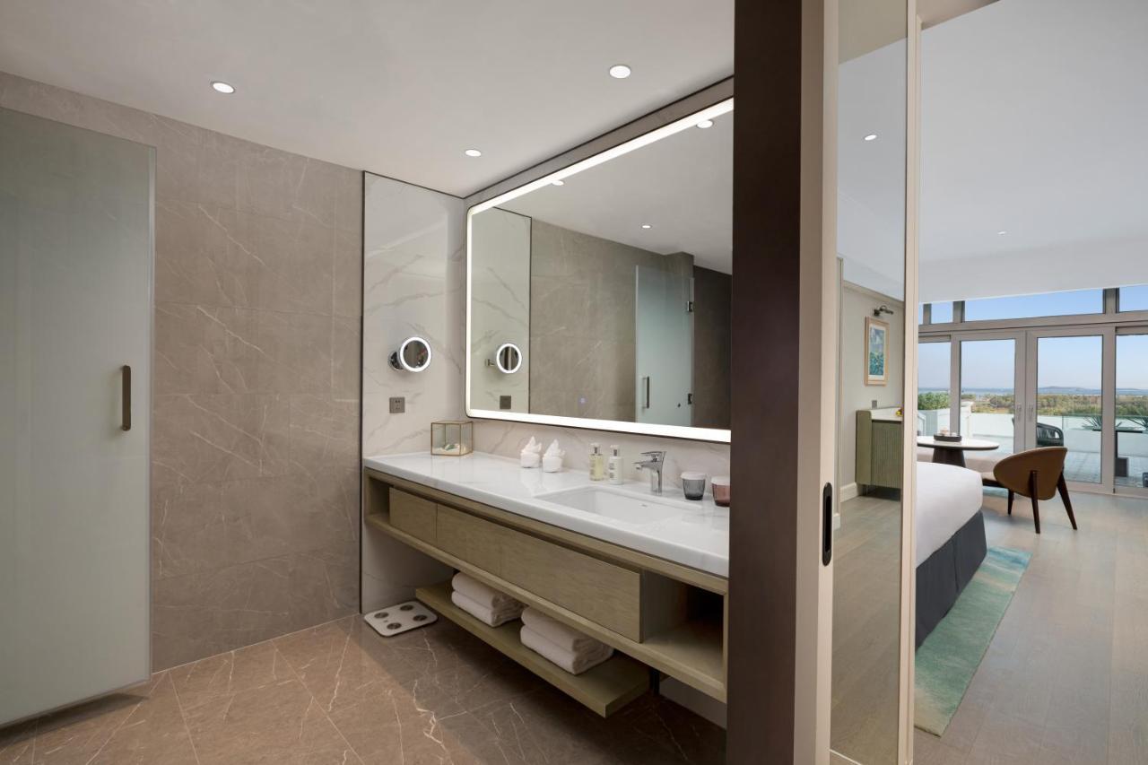 Xiamen International Seaside Hotel -Hotel Corridor Leads To The Stone Exhibition Hall Exterior foto