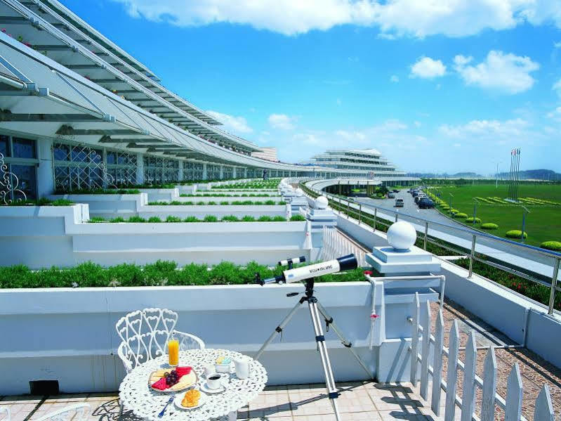 Xiamen International Seaside Hotel -Hotel Corridor Leads To The Stone Exhibition Hall Exterior foto